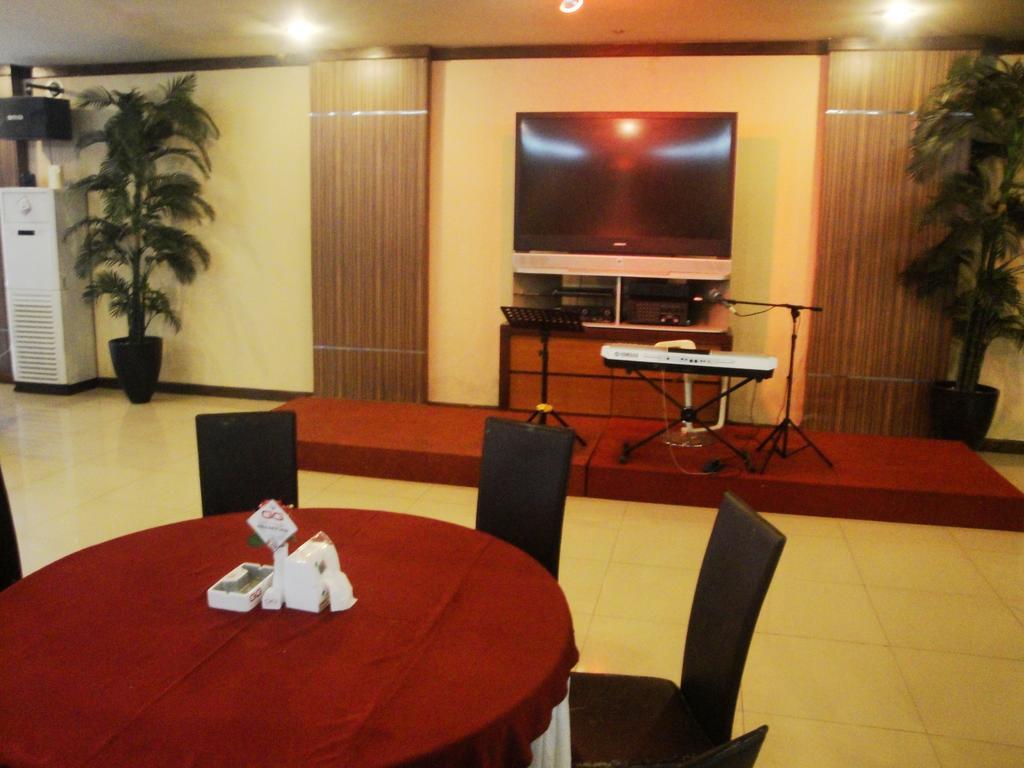Imperial Hotel Kendari Екстер'єр фото