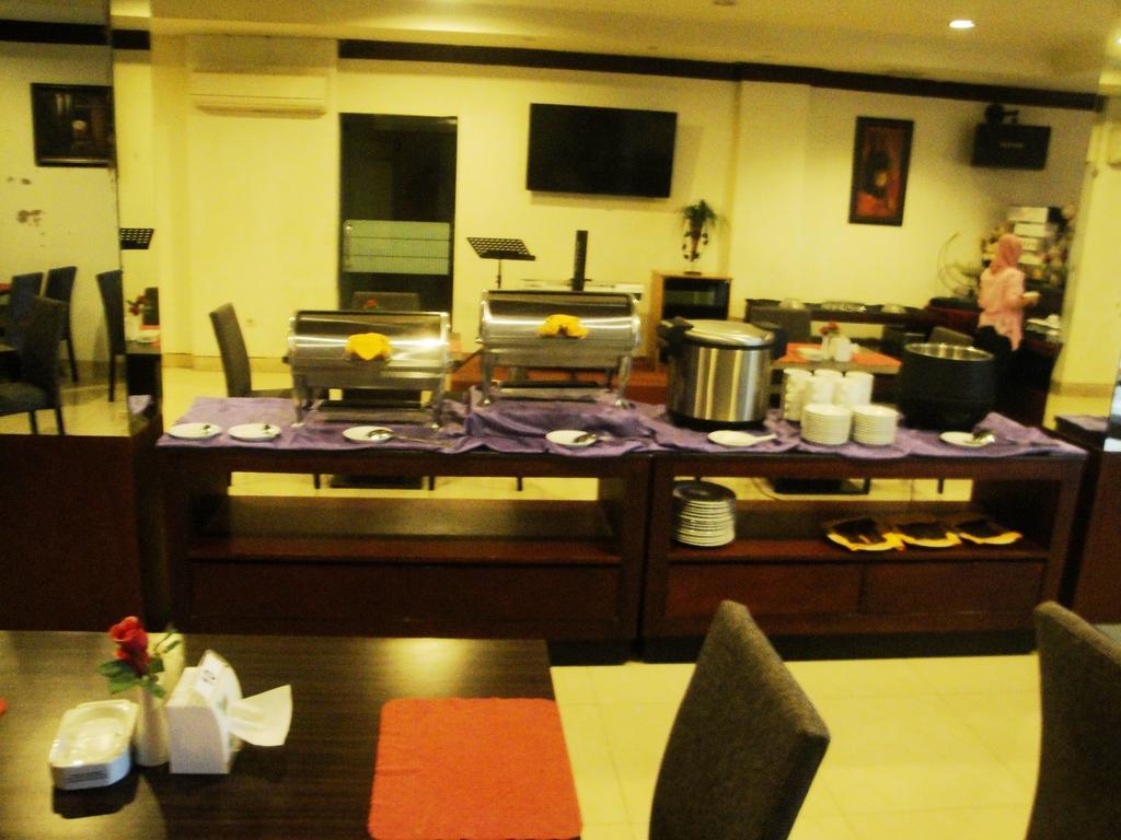 Imperial Hotel Kendari Екстер'єр фото