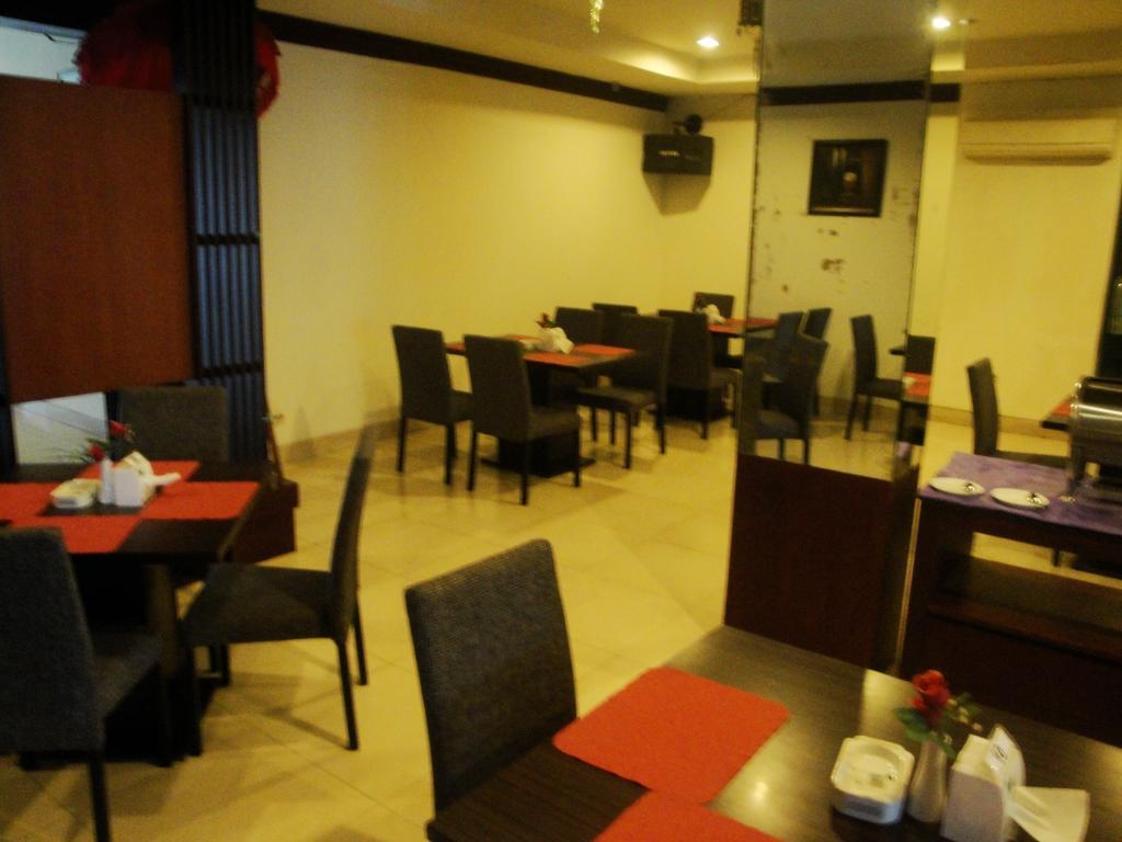 Imperial Hotel Kendari Екстер'єр фото