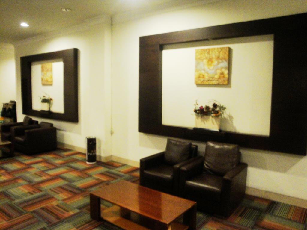 Imperial Hotel Kendari Екстер'єр фото