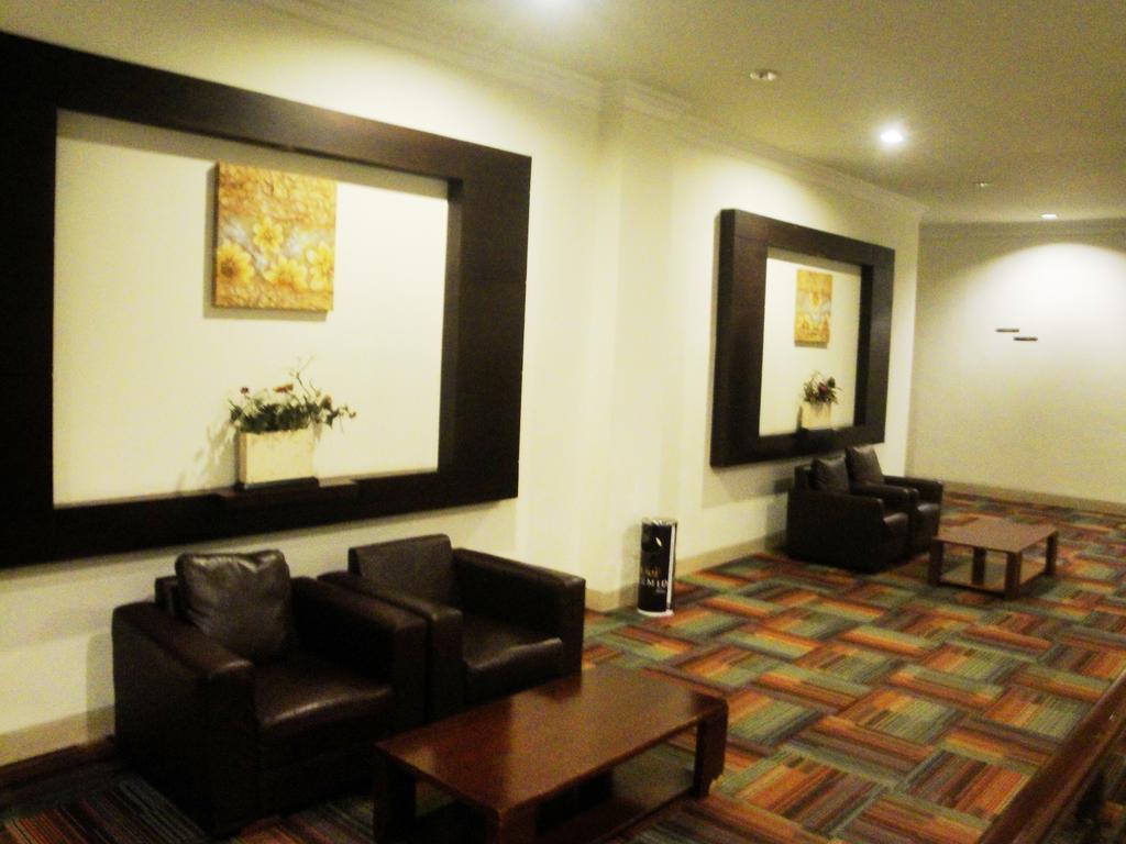 Imperial Hotel Kendari Екстер'єр фото
