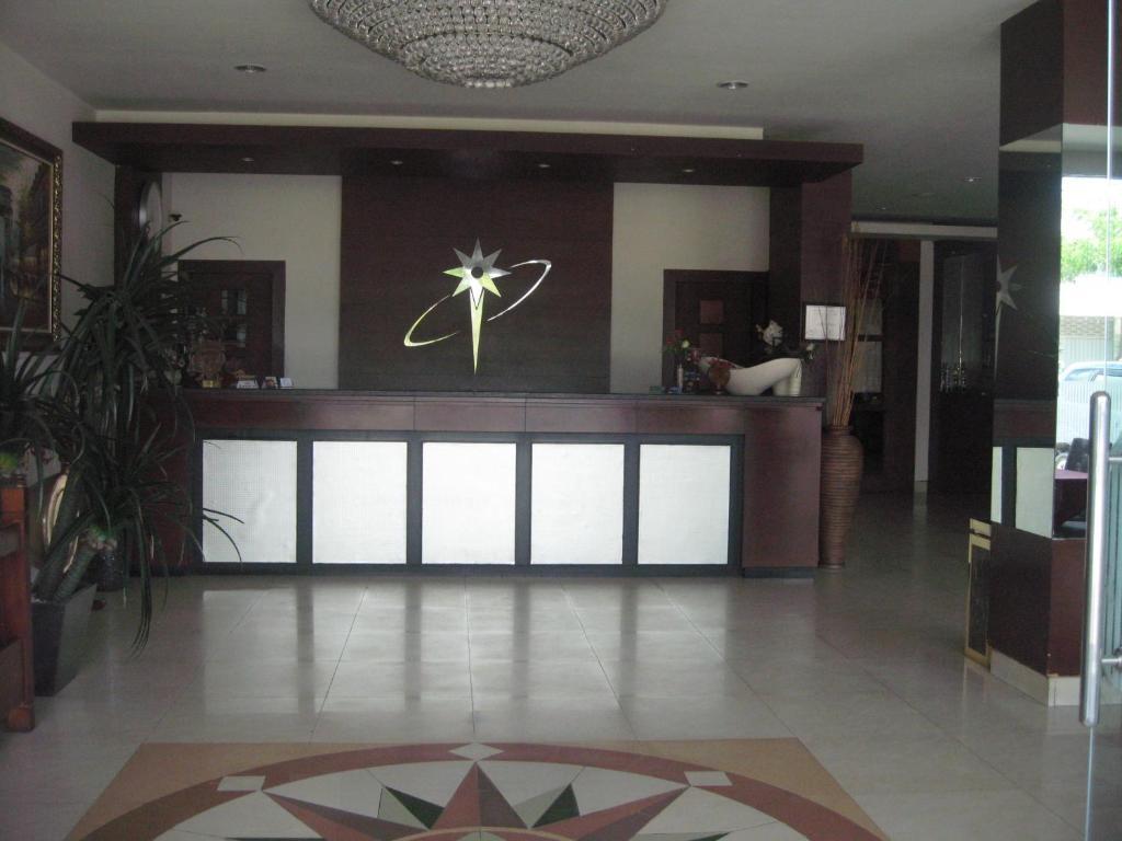 Imperial Hotel Kendari Екстер'єр фото