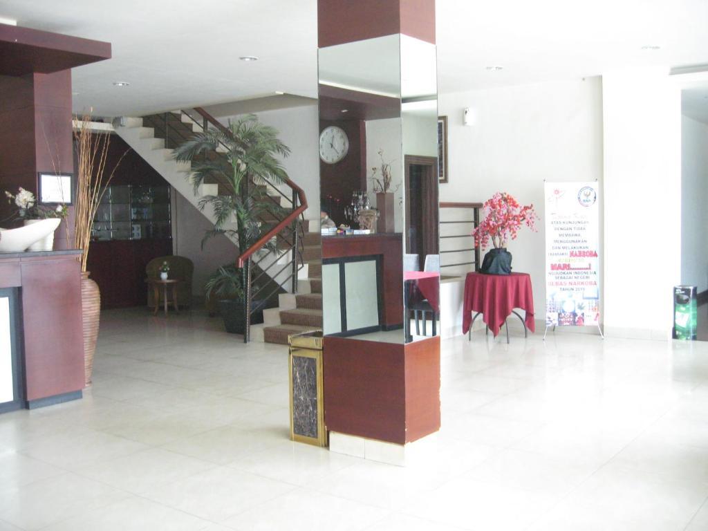 Imperial Hotel Kendari Екстер'єр фото