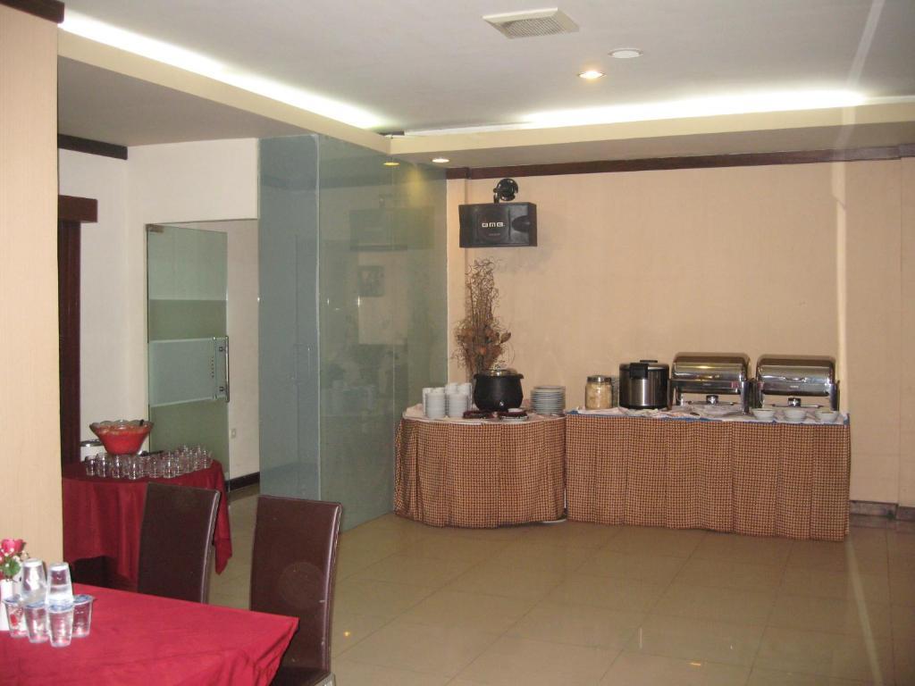 Imperial Hotel Kendari Екстер'єр фото