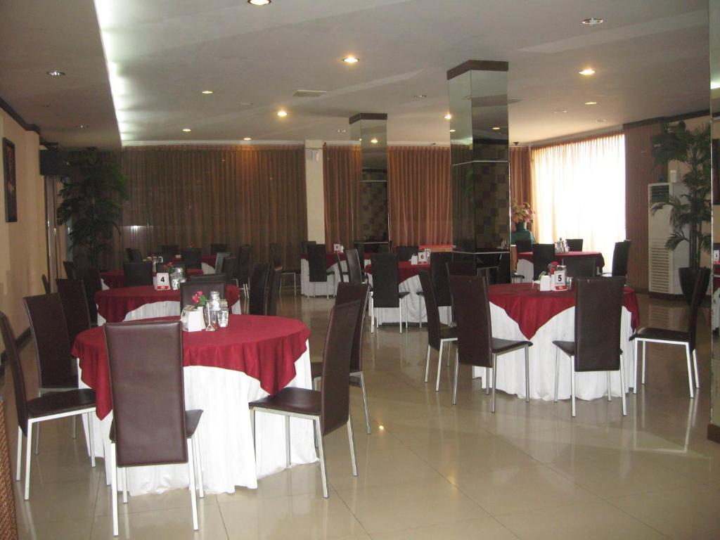 Imperial Hotel Kendari Екстер'єр фото
